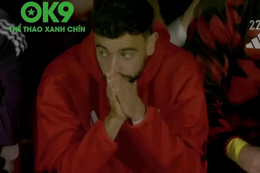 Bruno Fernandes thất vọng trước màn trình diễn của các đồng đội. Ảnh: The Mirror Bruno Fernandes thất vọng trước màn trình diễn của các đồng đội. Ảnh: The Mirror