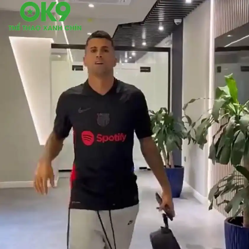 Hình ảnh Cancelo diện áo Barca đến buổi tập (Ảnh: X) Hình ảnh Cancelo diện áo Barca đến buổi tập (Ảnh: X)