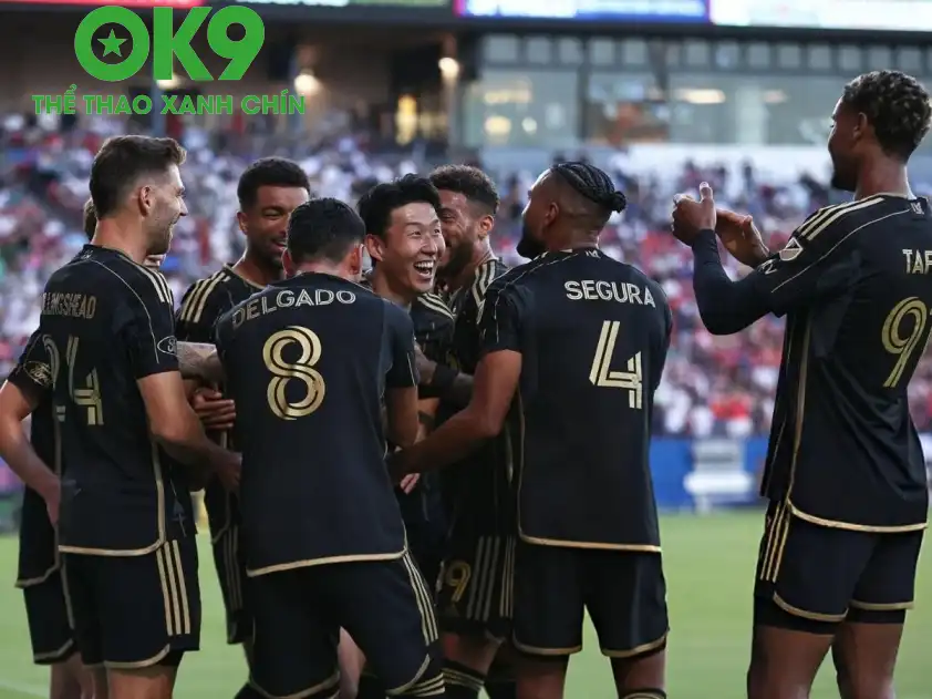 Son Heung-min ăn mừng sau cú sút phạt đẳng cấp (Ảnh: GOAL) Son Heung-min ăn mừng sau cú sút phạt đẳng cấp (Ảnh: GOAL)