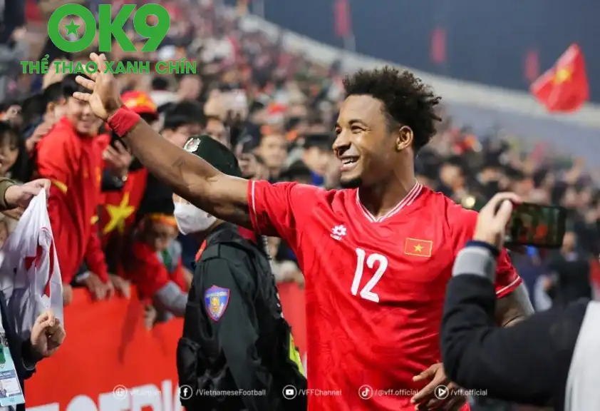 Xuân Son nhận được tình cảm đặc biệt từ NHM Việt Nam (Ảnh: VFF) Xuân Son nhận được tình cảm đặc biệt từ NHM Việt Nam (Ảnh: VFF)